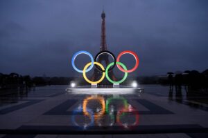 Anneaux Olympiques devant la Tour Eiffel