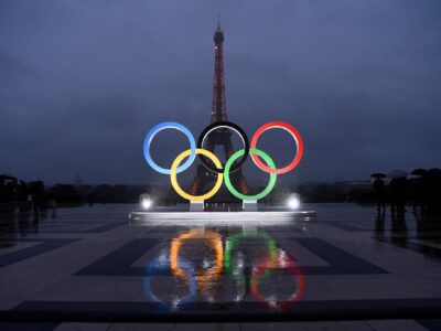 Anneaux Olympiques devant la Tour Eiffel