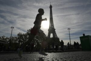 Un coureur à pied devant la Tour Eiffel