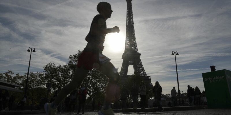 Un coureur à pied devant la Tour Eiffel