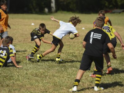 Enfants jouant au rugby