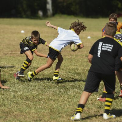 Enfants jouant au rugby