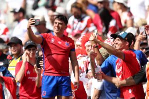 Pablo Huete fait un selfie avec des fans chiliens après un match de la Coupe du Monde de Rugby 2023
