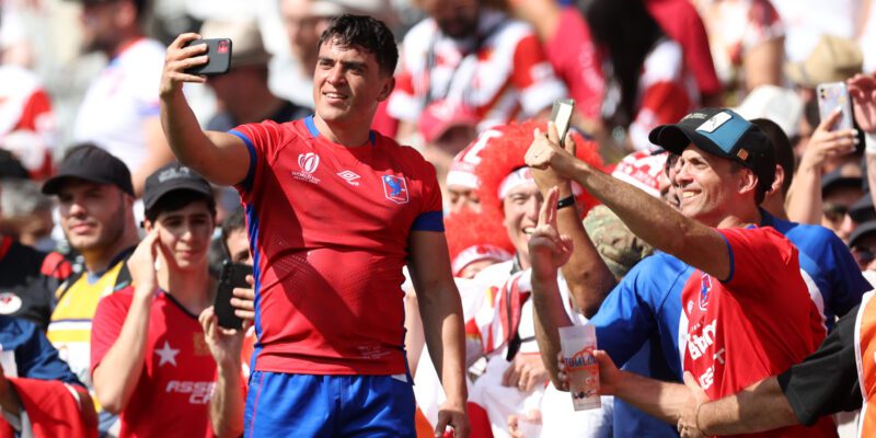 Pablo Huete fait un selfie avec des fans chiliens après un match de la Coupe du Monde de Rugby 2023