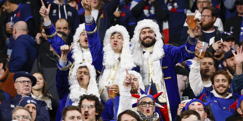 Supporters de l'équipe de France de rugby déguisés en poulet