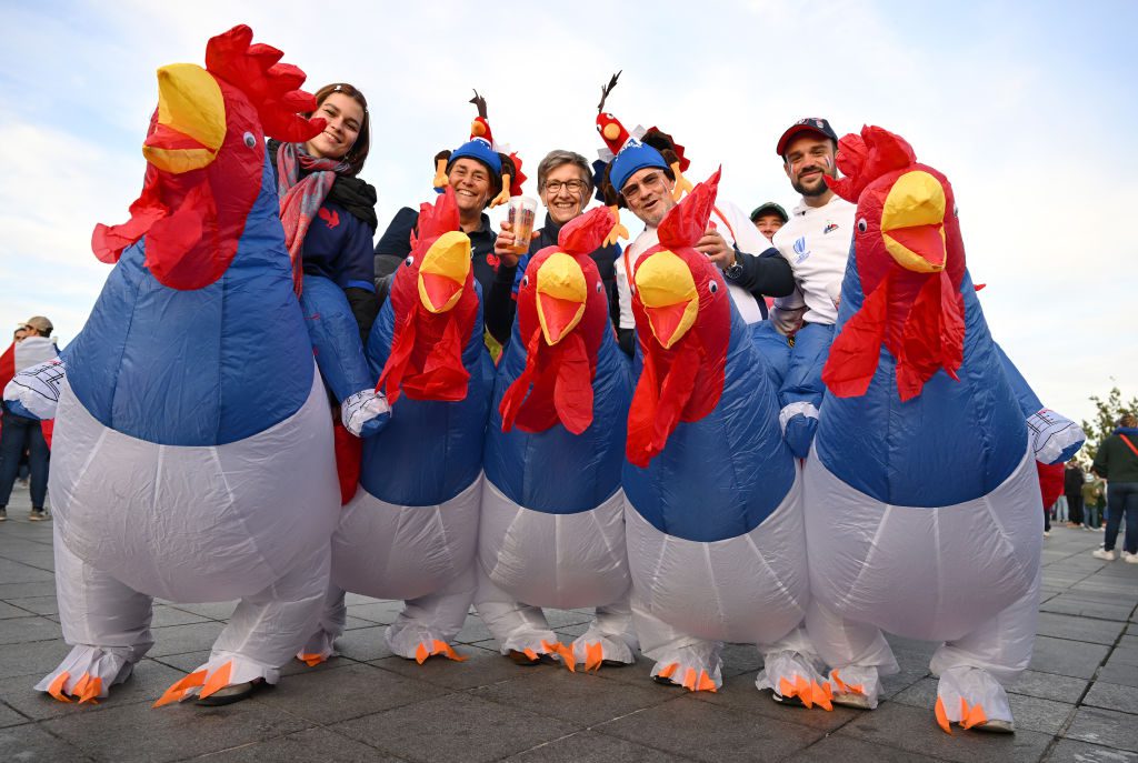 Supporters de l'équipe de France de rugby déguisés en poulet