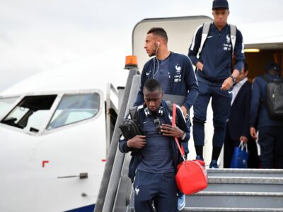 L'équipe de France en avion
